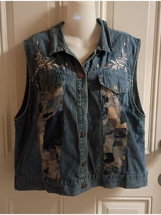 alexa em Sweaters - 🌻 Denim Button-Up Vest with Floral Embroidery